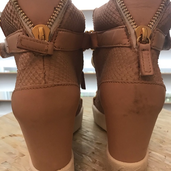 💞 Light pink & Gold G’s 💞 - Picture 4 of 8